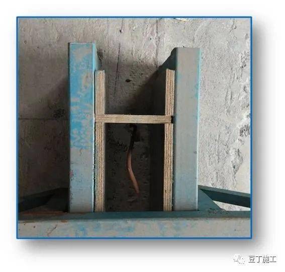 卫生间上反梁模板采用方管做背楞,模板采用u型卡固定,端口采用企口式