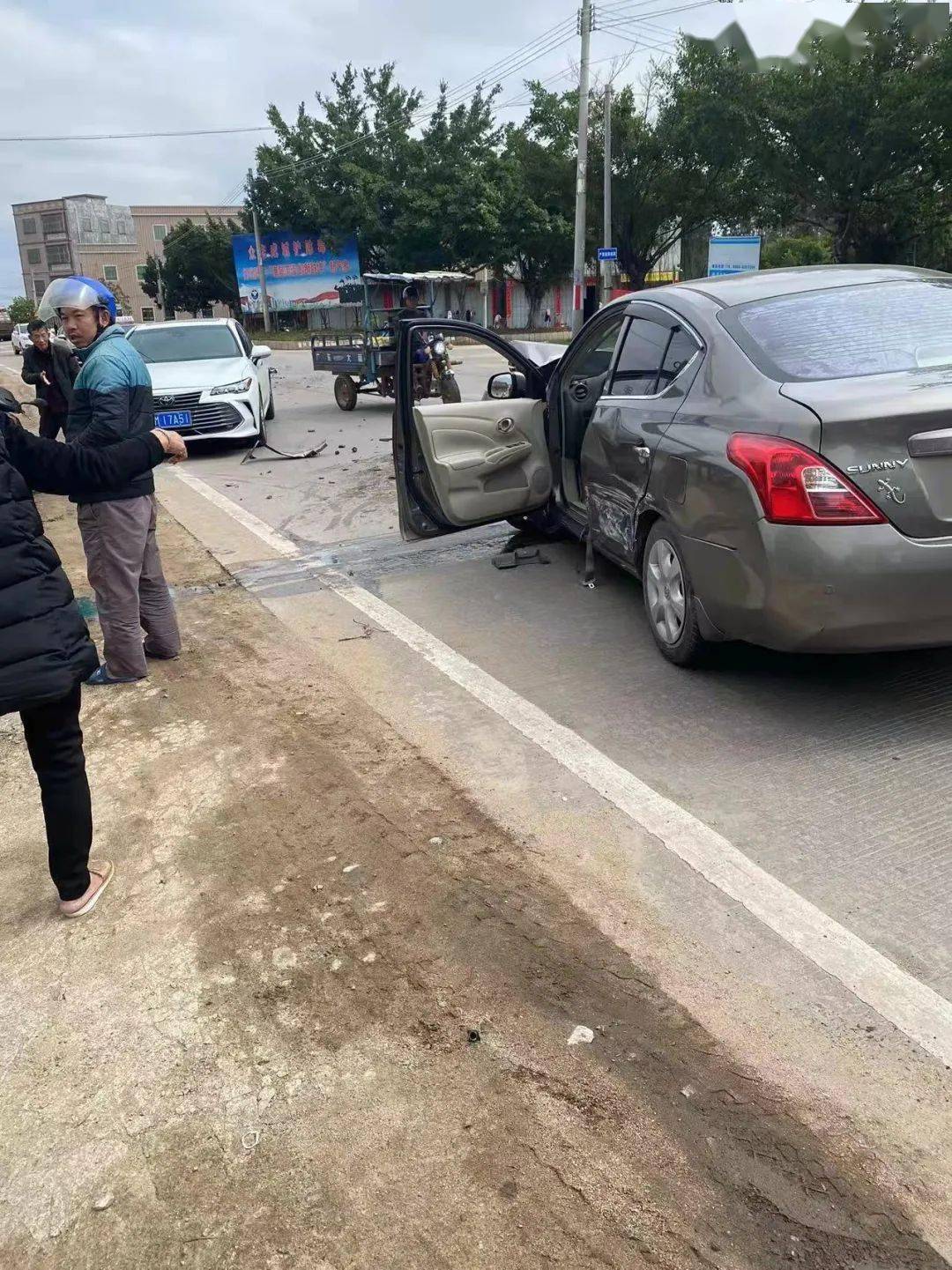 陆丰某地车祸一小车撞成这样