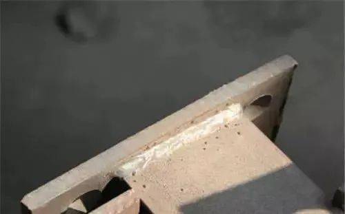 板加工机床钢拱架连接板与工字钢采用二氧化碳保护焊焊接,焊缝质量好