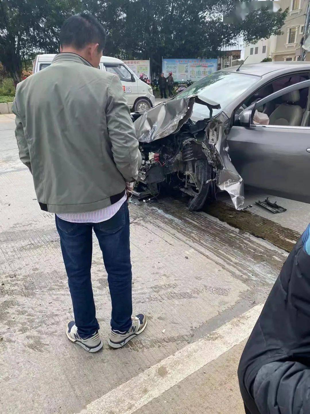 陆丰某地车祸一小车撞成这样