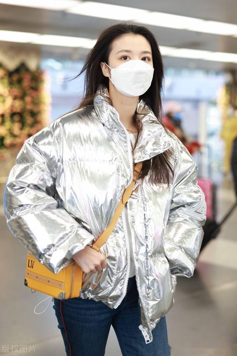 王楚然从北京机场出发银色羽绒服配牛仔裤亮眼时尚笑容甜美