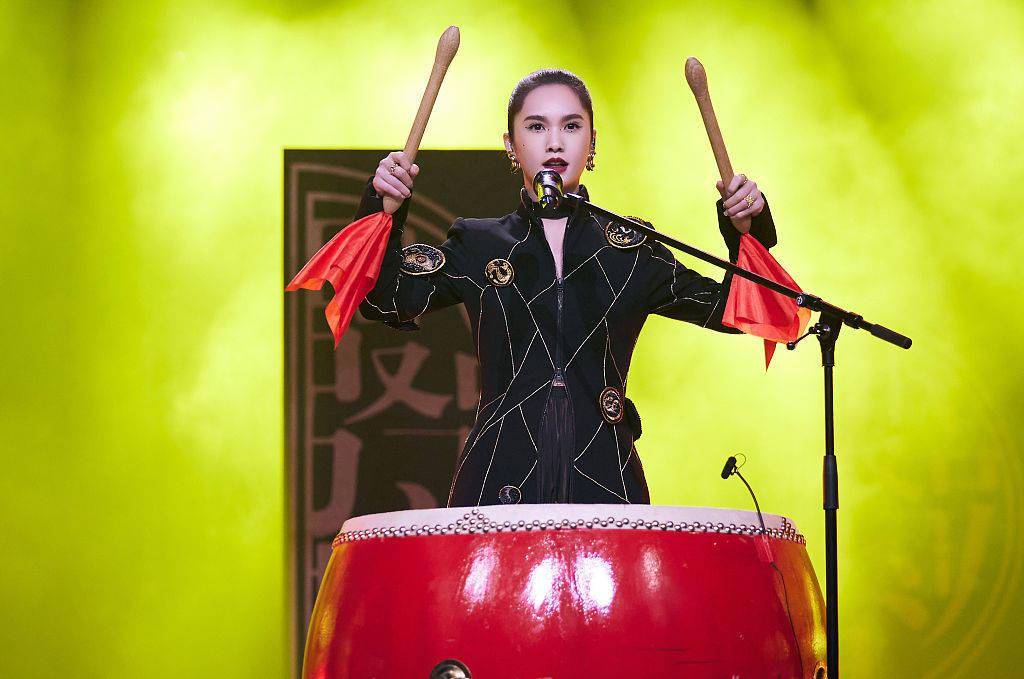 马尾杨丞琳《闪光的乐队》 化身女侠 击鼓献唱金曲《男儿当自强》