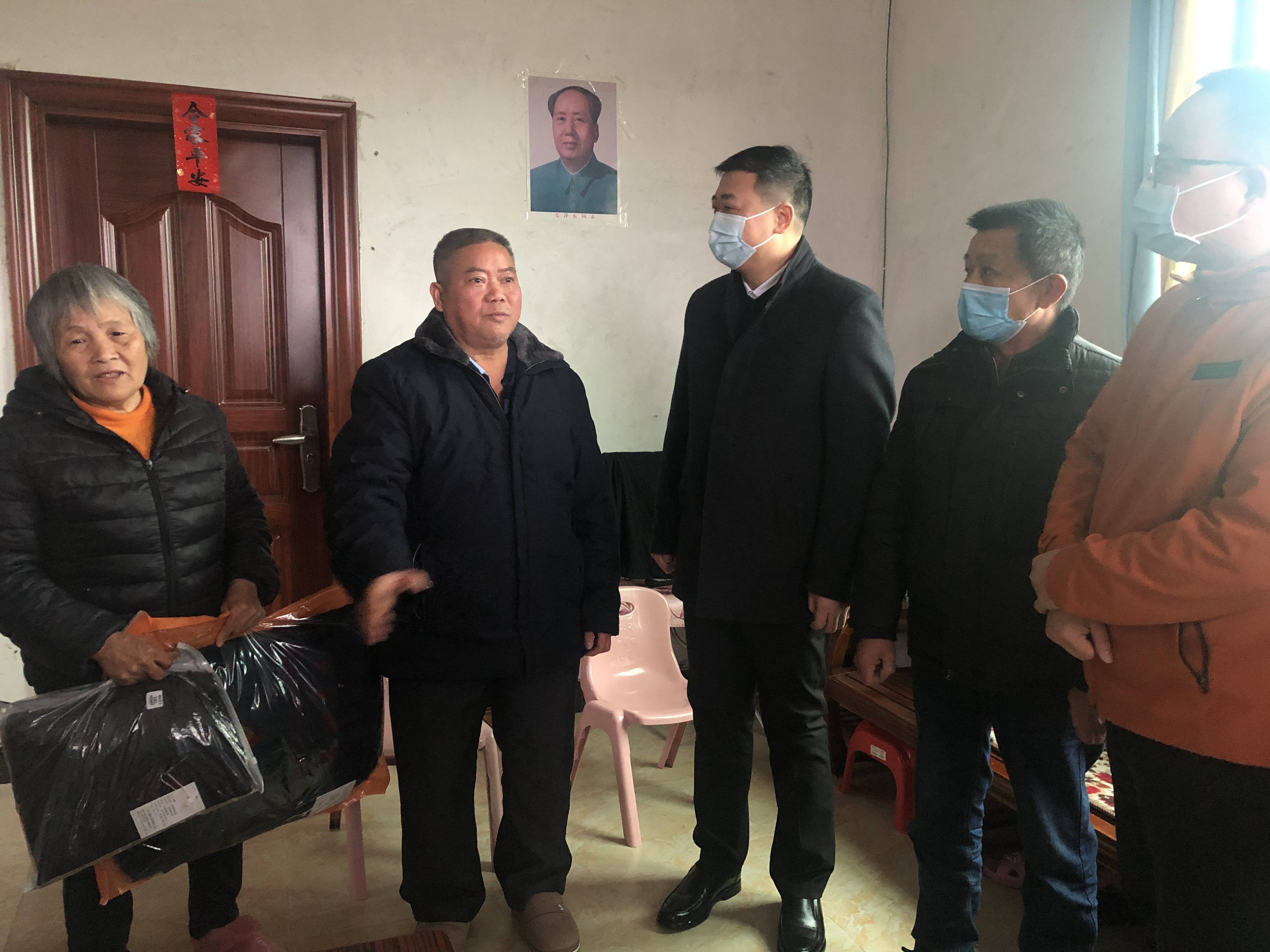 在车岗镇敬老院,陈哲江一行听取了该院防寒保暖措施