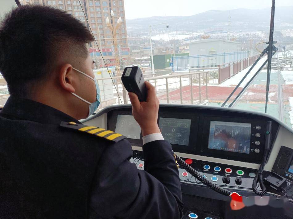 责任公司,经过严格培训和驾驶练习,最终成为天水市首批有轨电车司机