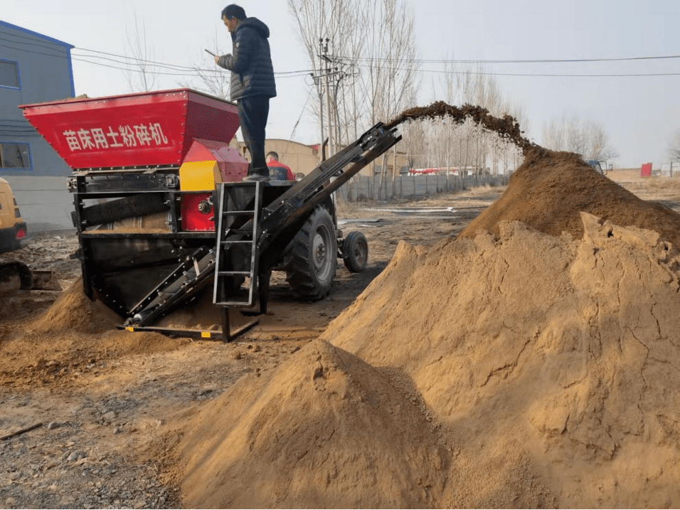 装车不费劲,省人省力省心天众苗床用土粉碎机相较其他粉土机,加大了进