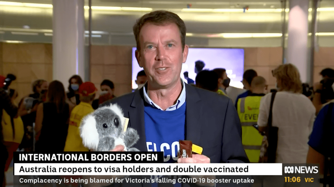 澳洲开放边境第一天移民部长带着vegemite去机场接人了