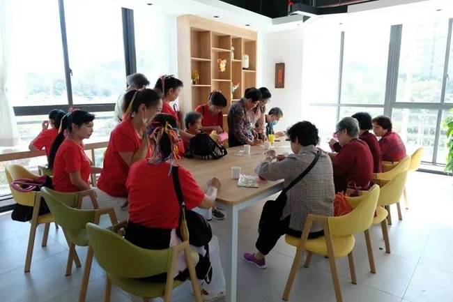 "没有围墙的养老院",思明区目前已建成1个区级,10个街道级照料中心,98