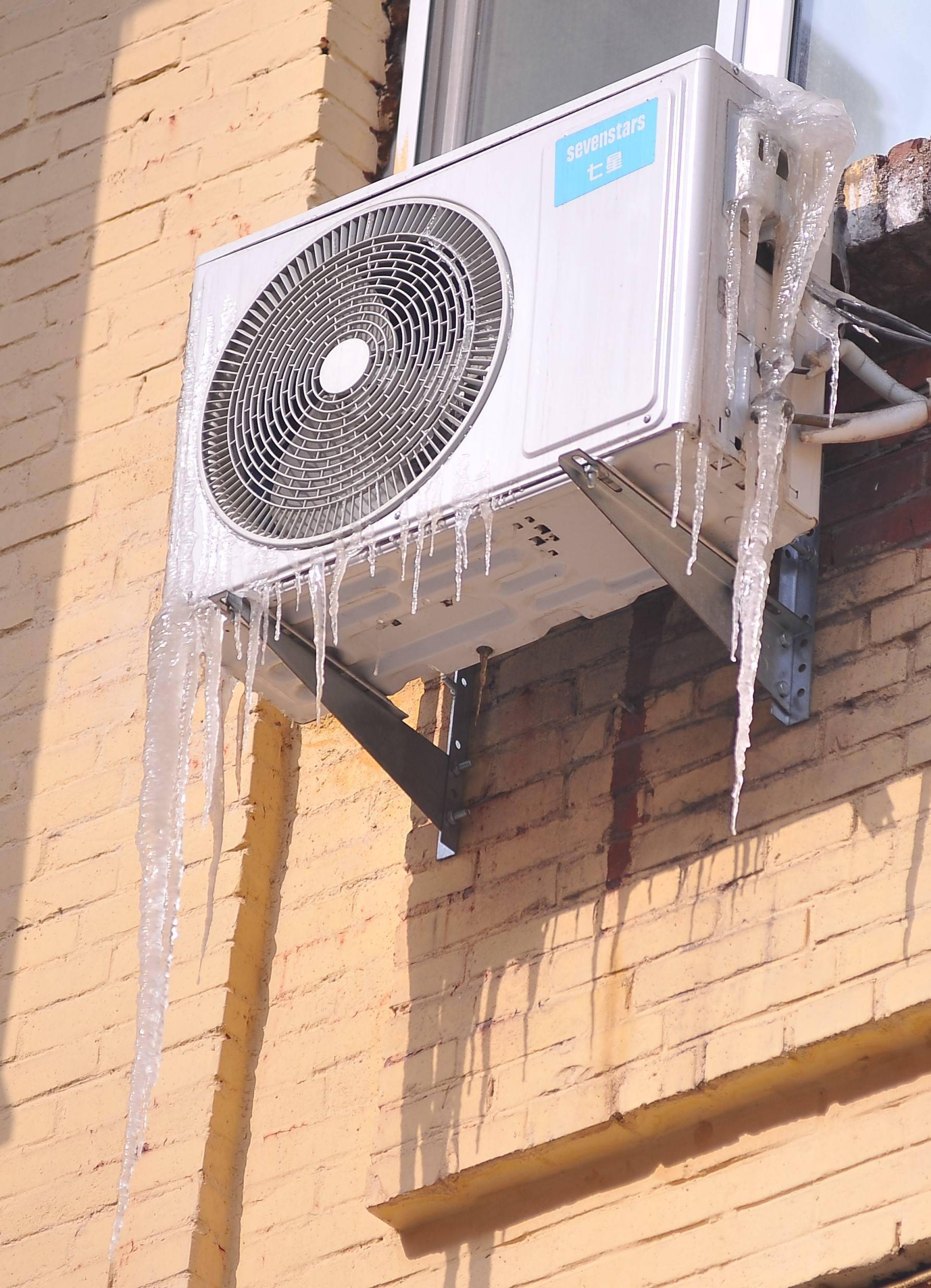 时节,哈尔滨市早晚温差大,再上阳光照射,许多楼顶的积雪融化后再结冰