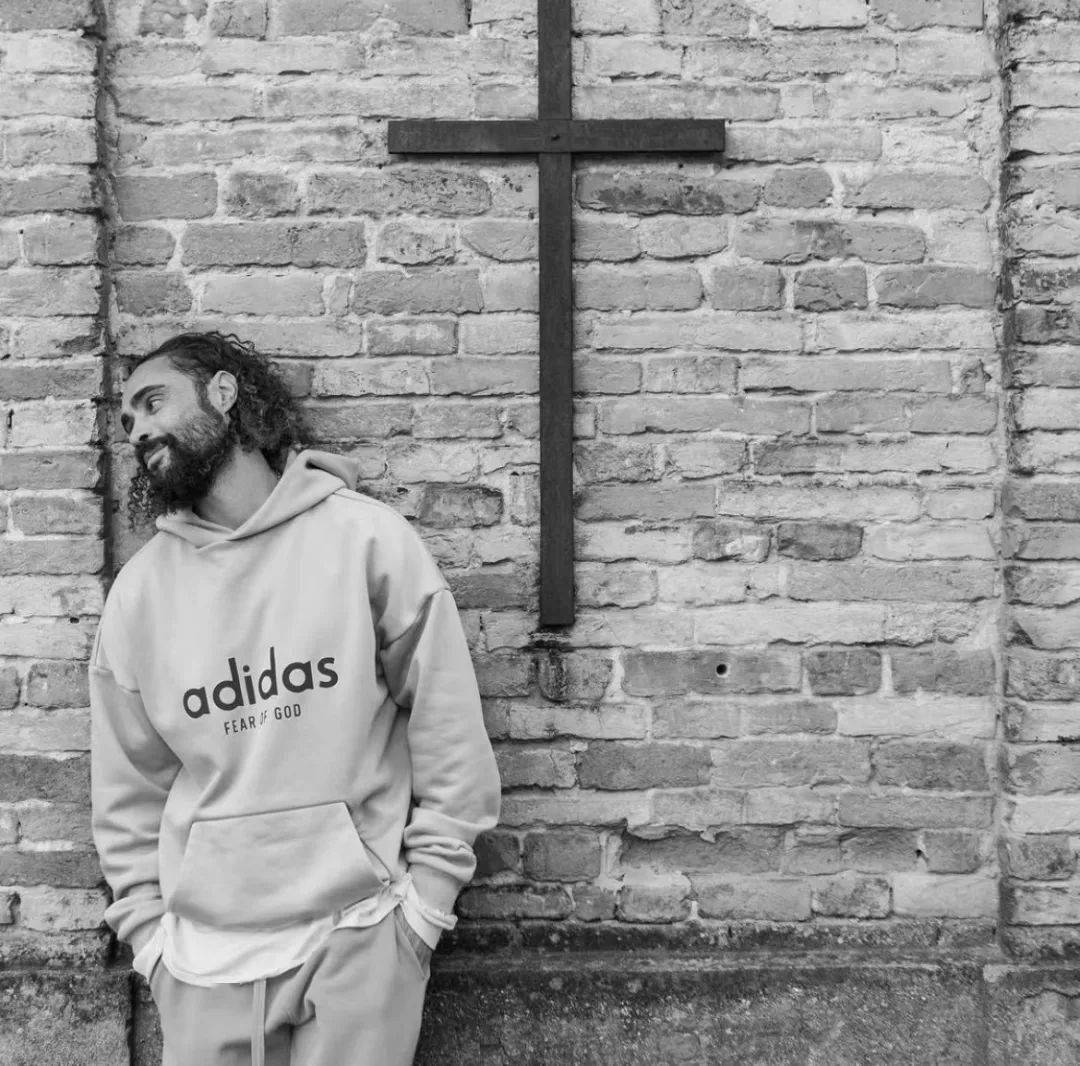 但是靠着其校服支线essentials和adidas的运动支线合作,jerry已经将