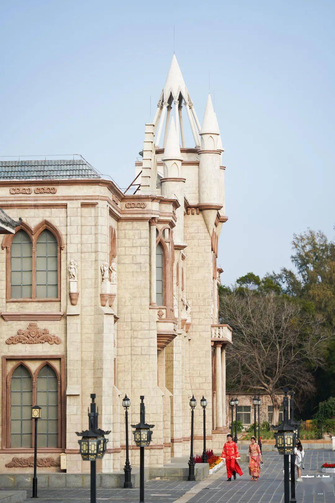 教堂·异域风打卡点2玫瑰海岸内,遍布着花海,紫色的格桑花,粉色的