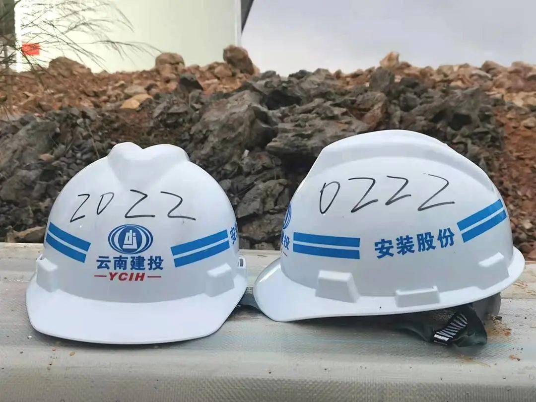 穿好反光背心,佩戴好安全帽,戴好口罩,忙碌的工作即将展开.