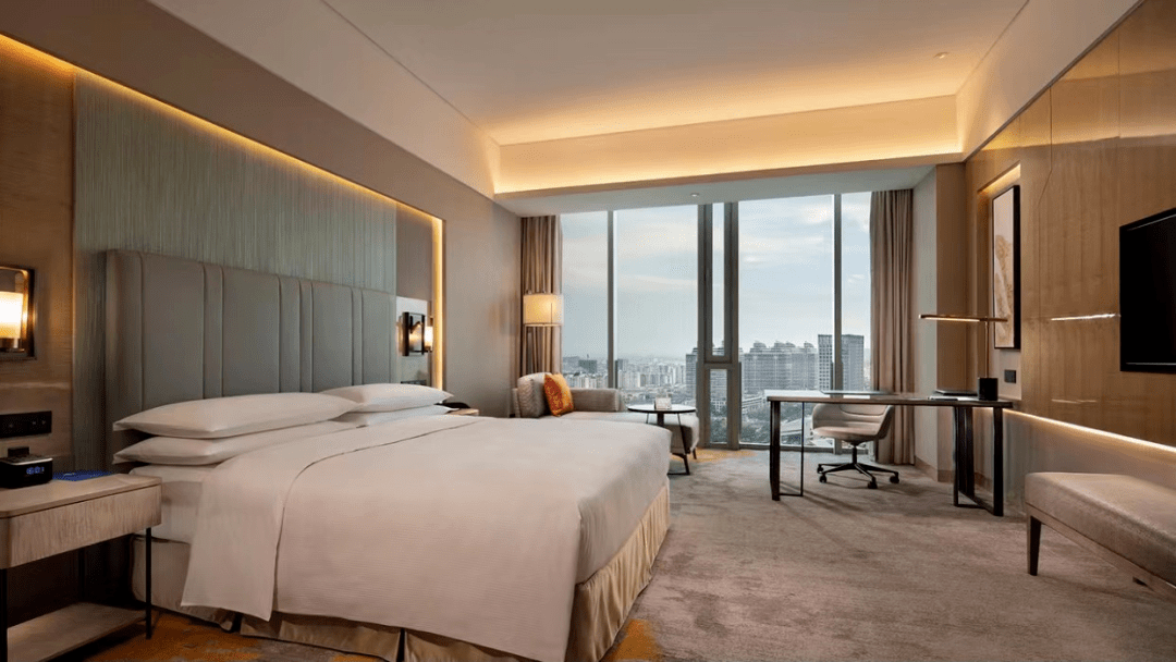 台州希尔顿酒店坐落于市中心核心地段透过全景落地窗尽享迷人繁华的