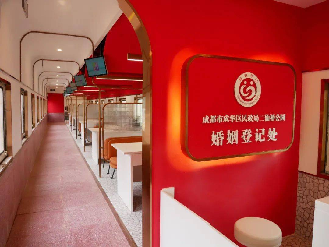 新人牵手222成都各婚姻登记处热情服务为爱护航