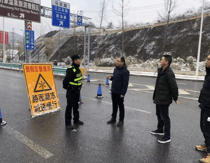 烏當區東風鎮黨員志願者網格員齊上陣撒鹽除冰保民生