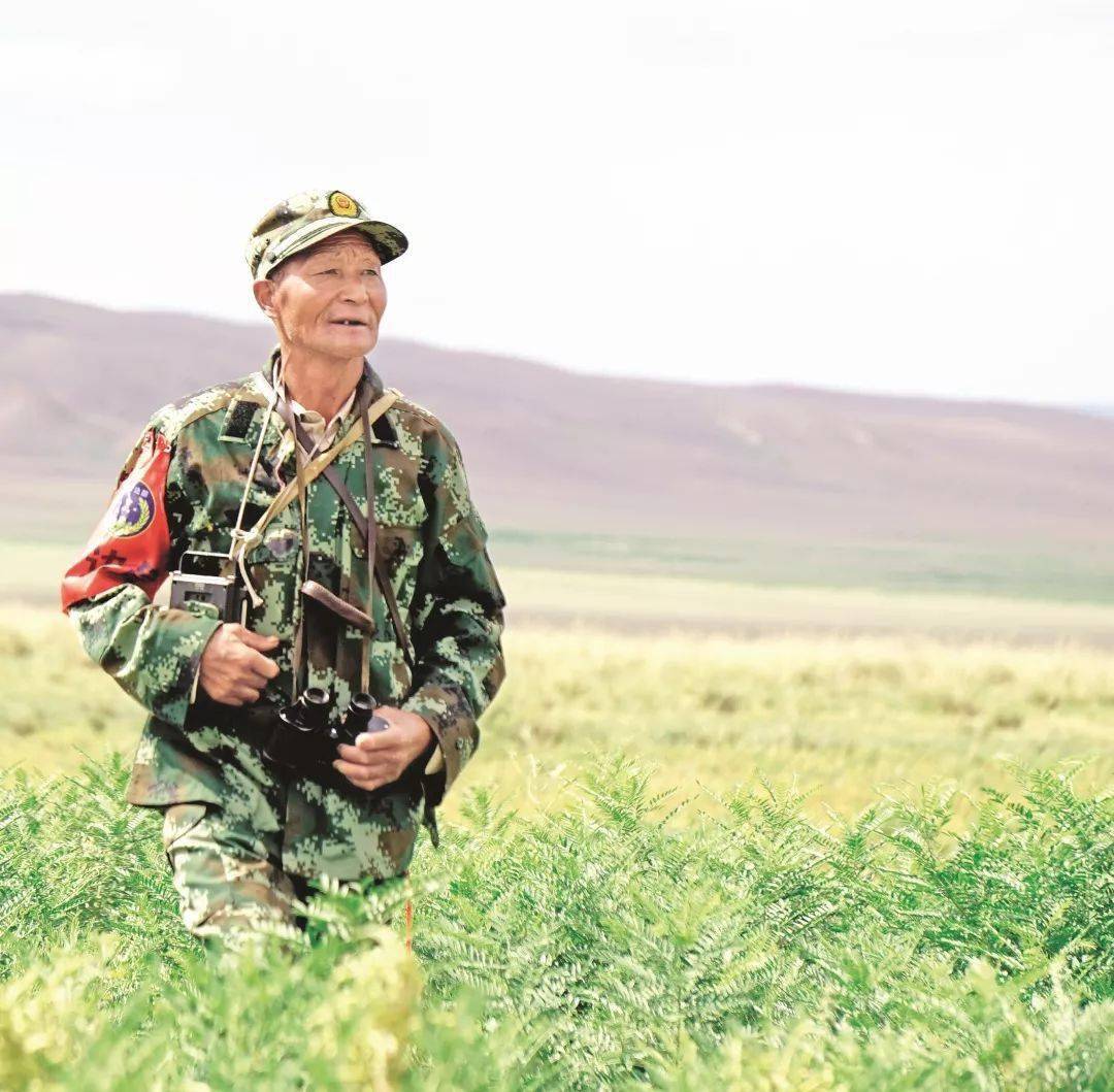 清晨魏德友起床后的第一件事就是升起家门口的五星