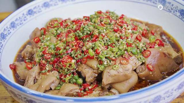 阿远今天做川味藤椒猪手猪蹄蘸上料汁q弹有味还不腻