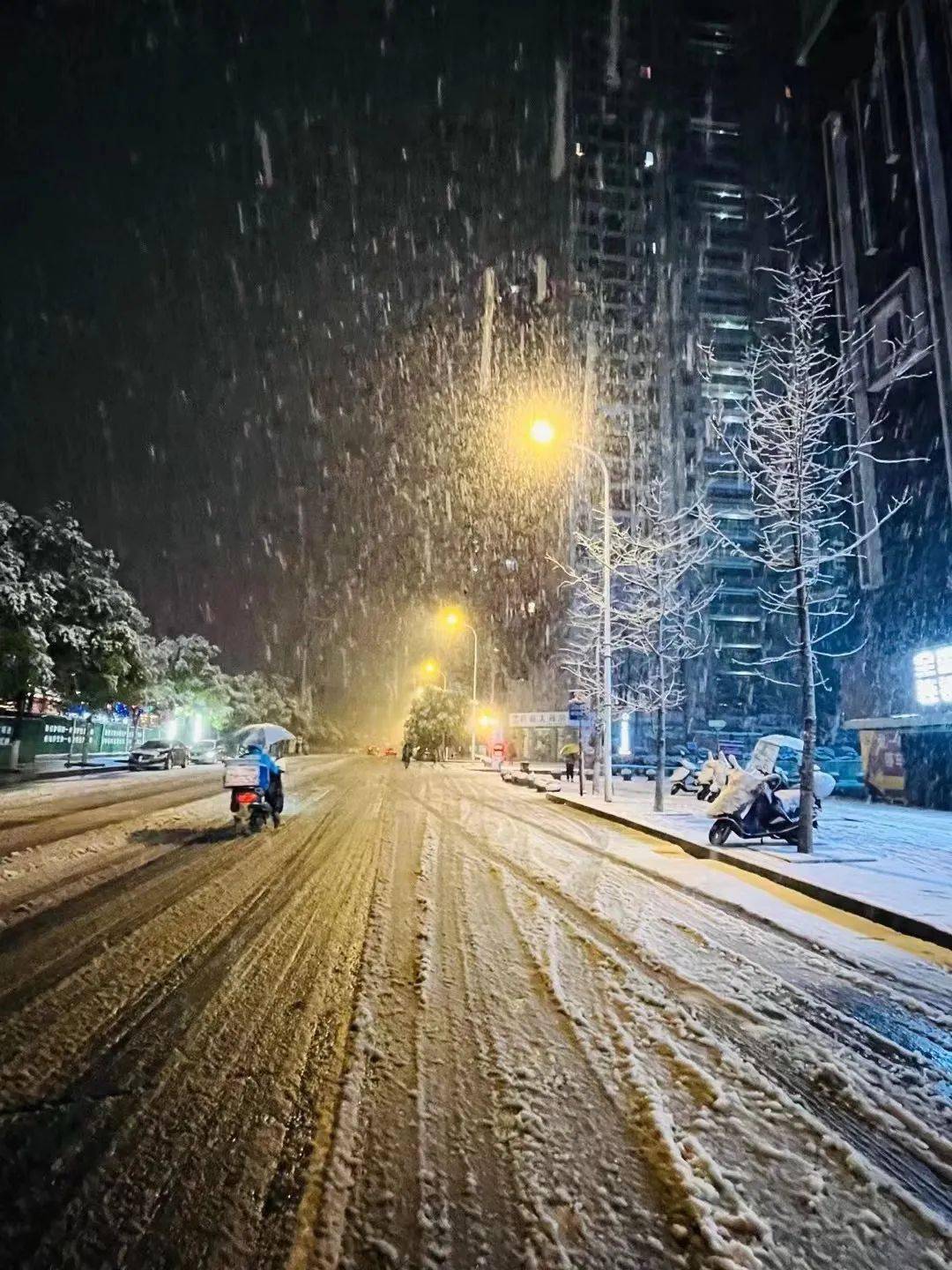 风雪之夜 总有人坚守岗位