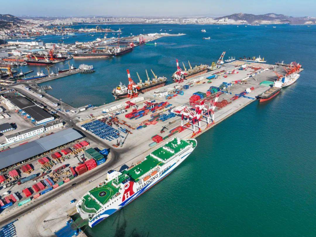 2021年,石岛新港共完成货物总吞吐量超过500万吨,其中集装箱周转18.