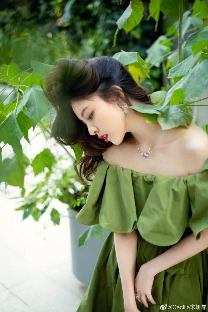 “鼠尾草绿”什么鬼?火了!显白又显贵,穿的人都美翻了!!_绿色_up_心情