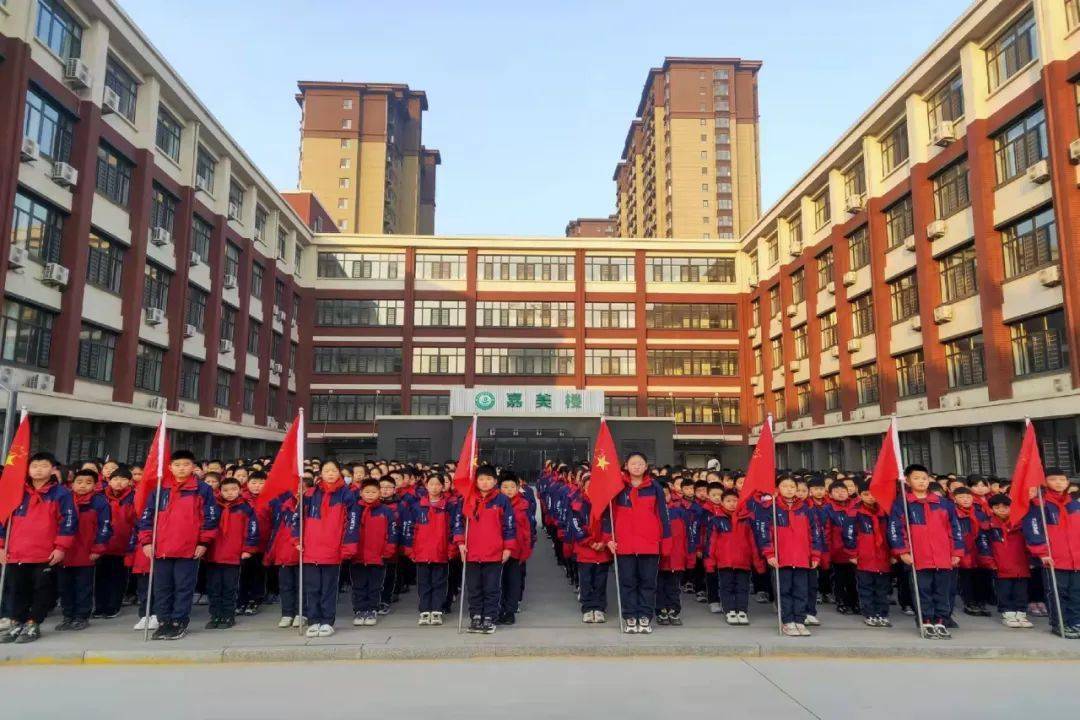 国旗迎风飘安全伴成长阳谷县嘉和城小学安全教育活动