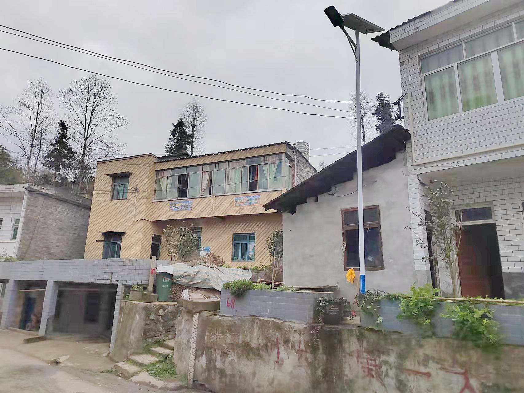 重庆市綦江区安稳镇召台村183盏太阳能路灯引光明入村