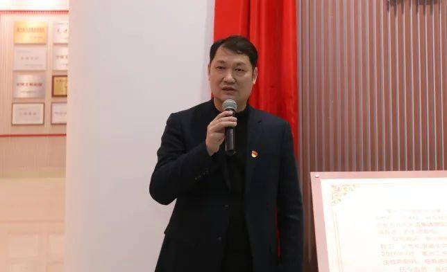 党史文献处处长梁国宏,衢州二中党委书记潘志强,校长翁胜华,学校班子