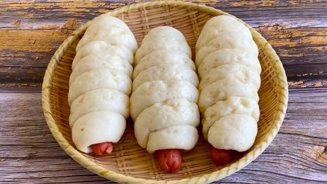 馒头花卷都吃过了吧今天教大家做火腿肠热狗女儿咬一口就喊香