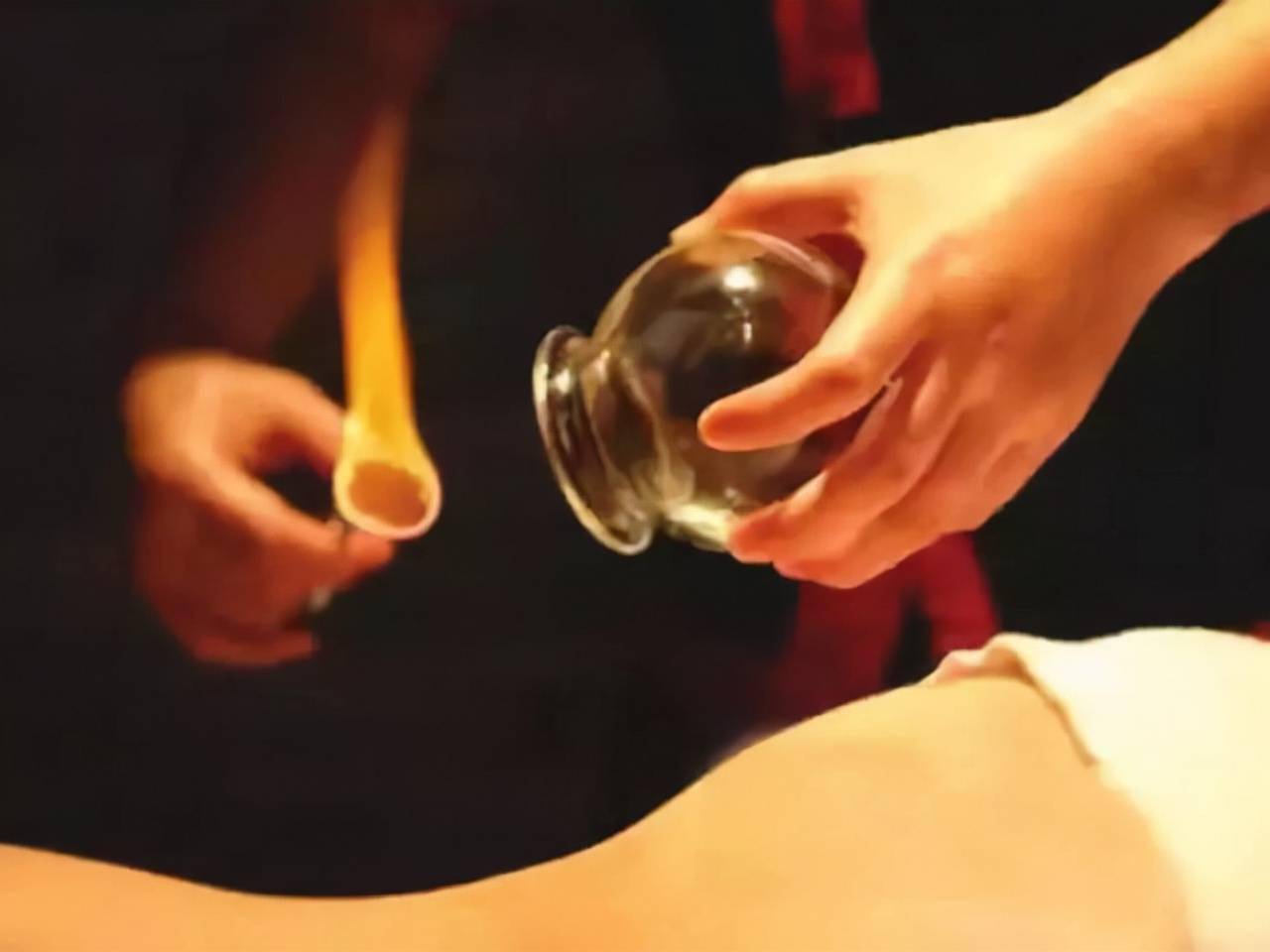 另外皮下的血管,淋巴管等都会受到刺激和调节,所以拔罐有一定的逐寒