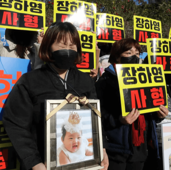 韩国郑仁案女童被领养后坠入炼狱养父母虐待其视频有800多个