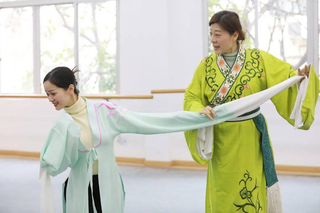 陈栏芳,孙嘉蔚合唱:樊婷婷,唐晓羚,周佩颖,小乔:裘丹莉周瑜:丁小蛙