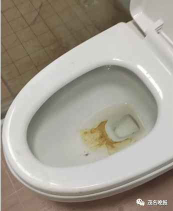 主人房厕所马桶有排泄物痕迹.(视频截图)客厅堆着装修材料.