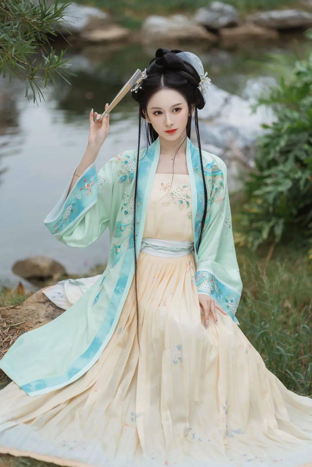 带着几分舒服惬意这款是飞机袖 一片式褶裙 宋抹的组合~静候春至如花