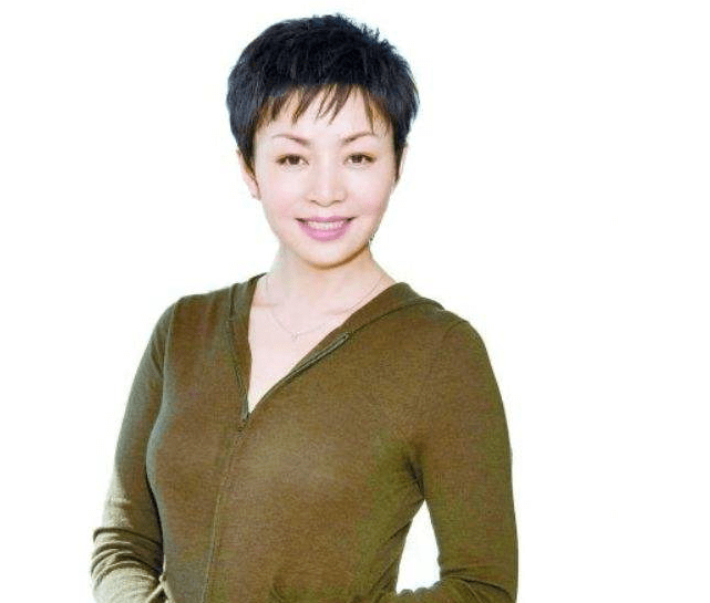 61岁宋丹丹近况曝光小区遛弯被网友偶遇精神抖擞走姿酷飒