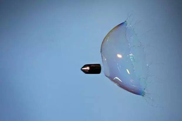 六,现代的狙击枪和重型机枪射击的子弹飞行速度一般可以达到每秒1000