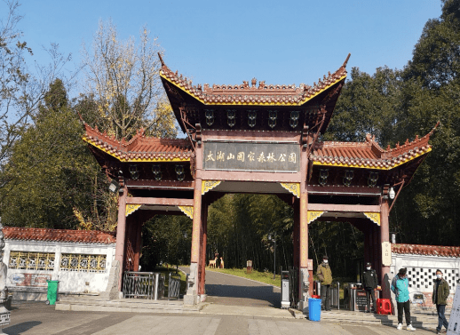一下车,太湖山国家森林公园大门映入眼帘:翘檐展翅,红瓦黄字,在郁葱的