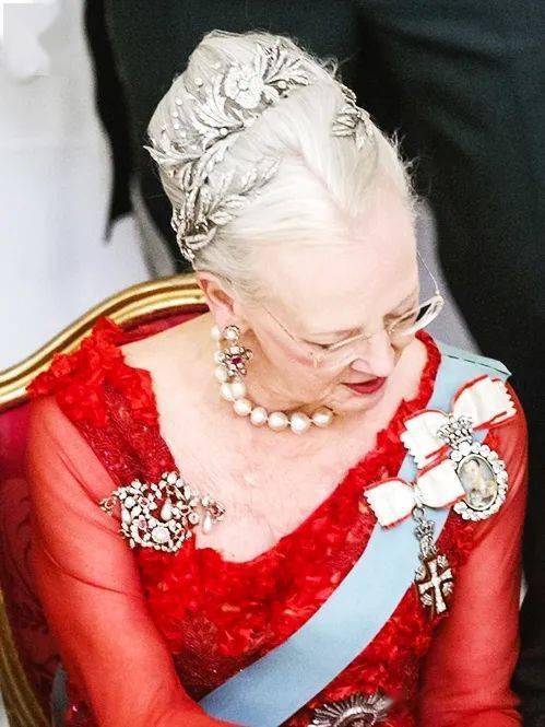 现实版童话81岁丹麦女王在位50周年拥有超甜爱情活得肆意洒脱