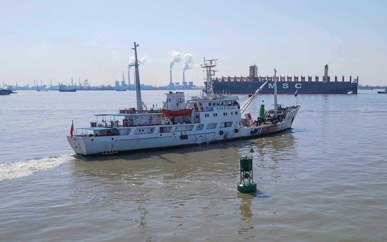 保障通航安全长江口水上高速公路转向点航标抢修