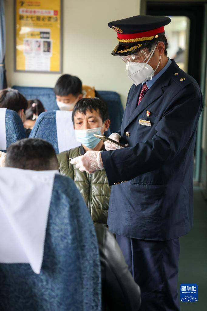 乘务员"老谢"的最后一次春运_谢伟平_铁路_上海火车站