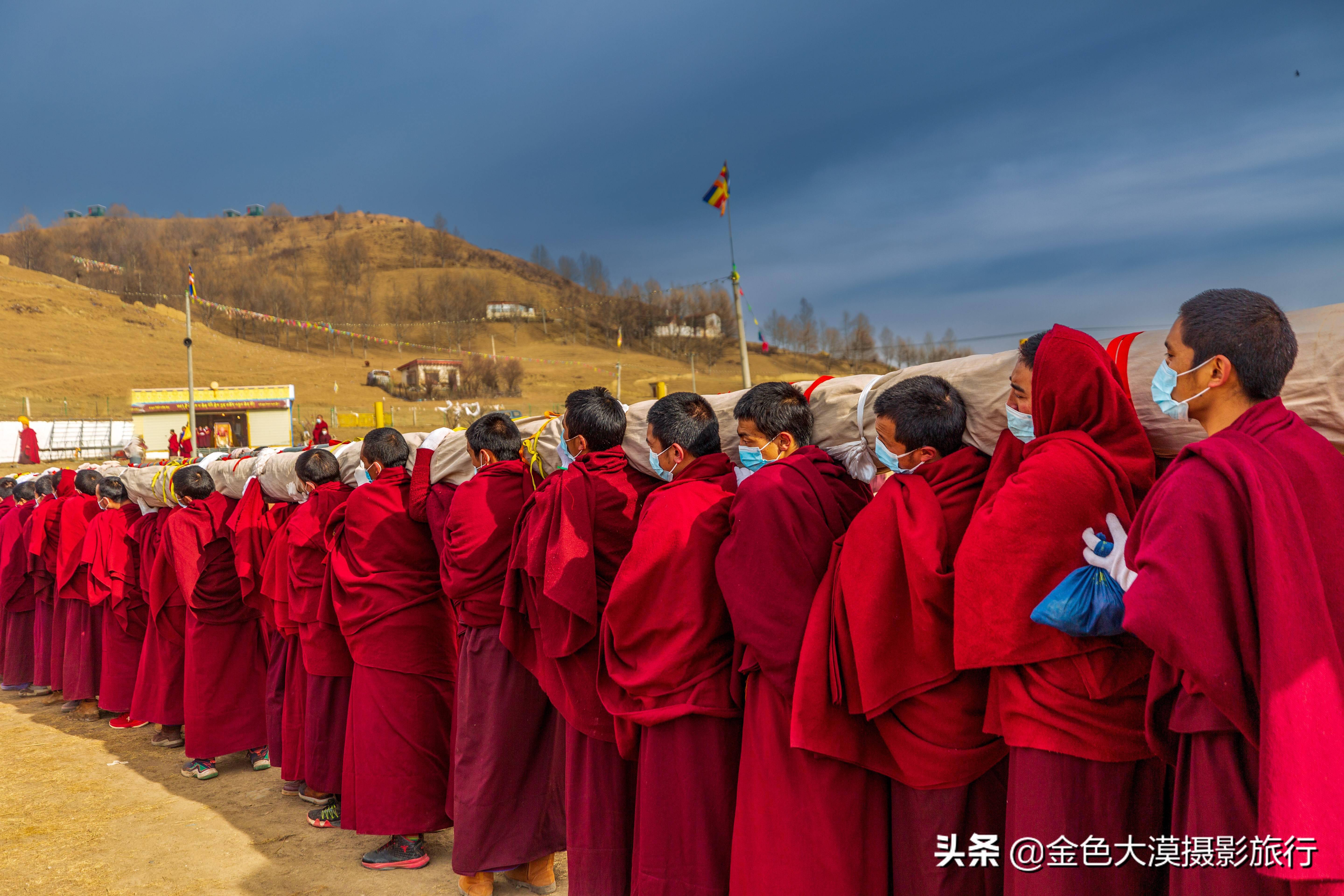 摄影:赵峰(金色大漠旅行摄影)地点:四川阿坝格尔登寺时间:2022年2月