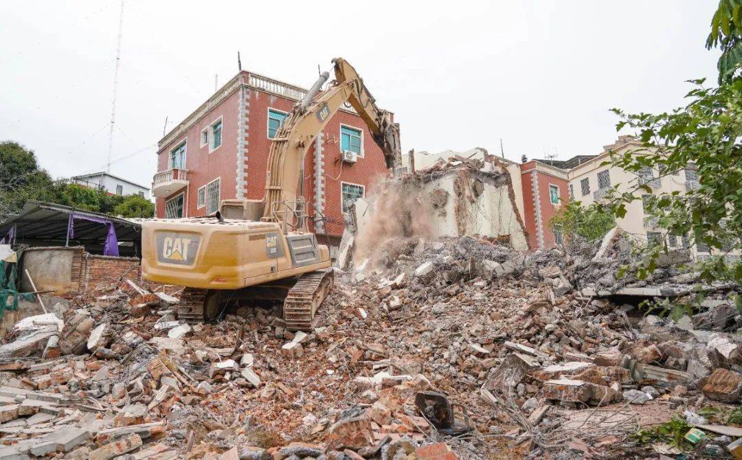 对违建别墅进行拆除履带炮头一部海沧区相关单位共出动人员200名2021