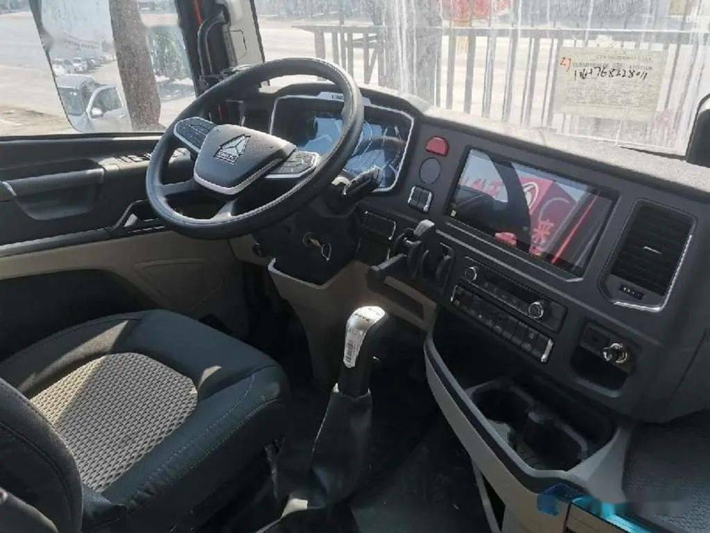 凭颜值吸睛用实力说话重汽豪沃max圈粉卡友新生代