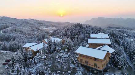 四川|超浪漫！四川苗乡粉色朝霞和春雪绝配