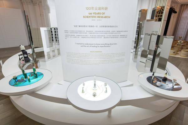 盛典HR赫莲娜120周年品牌盛典上海站启幕，洪晃、李银河、邓亚萍等人现场分享女性先锋力