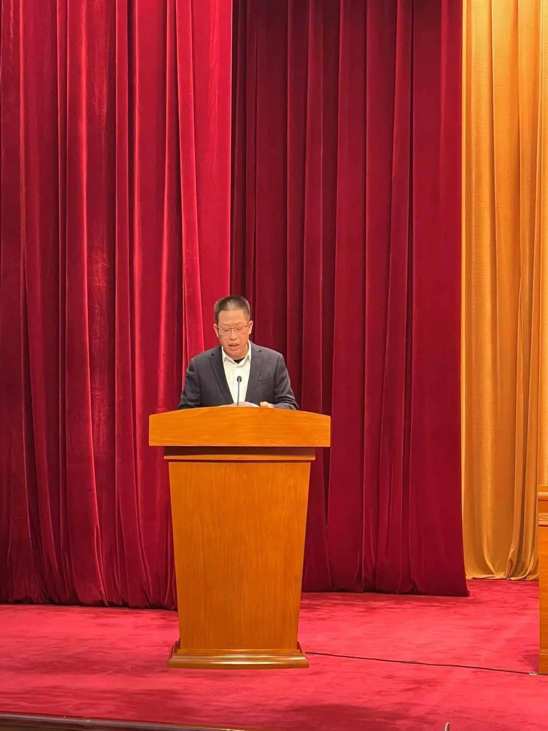 曾宪柏在我市创建国家卫生城市总结表彰暨国家卫生城镇创建推进工作会