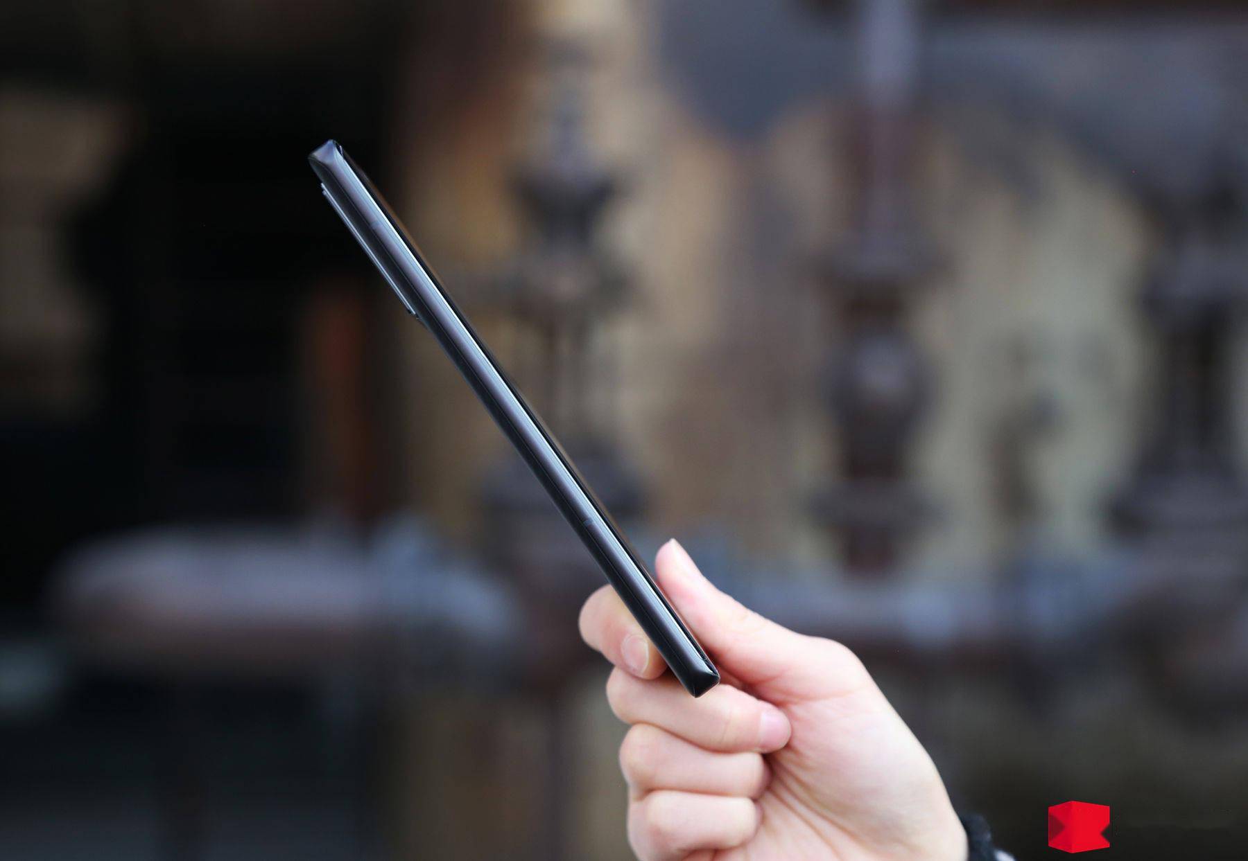 iQOO 9 Pro 赛道版图赏：全新芳纶纤维材质 3D 后盖，好看还舒服