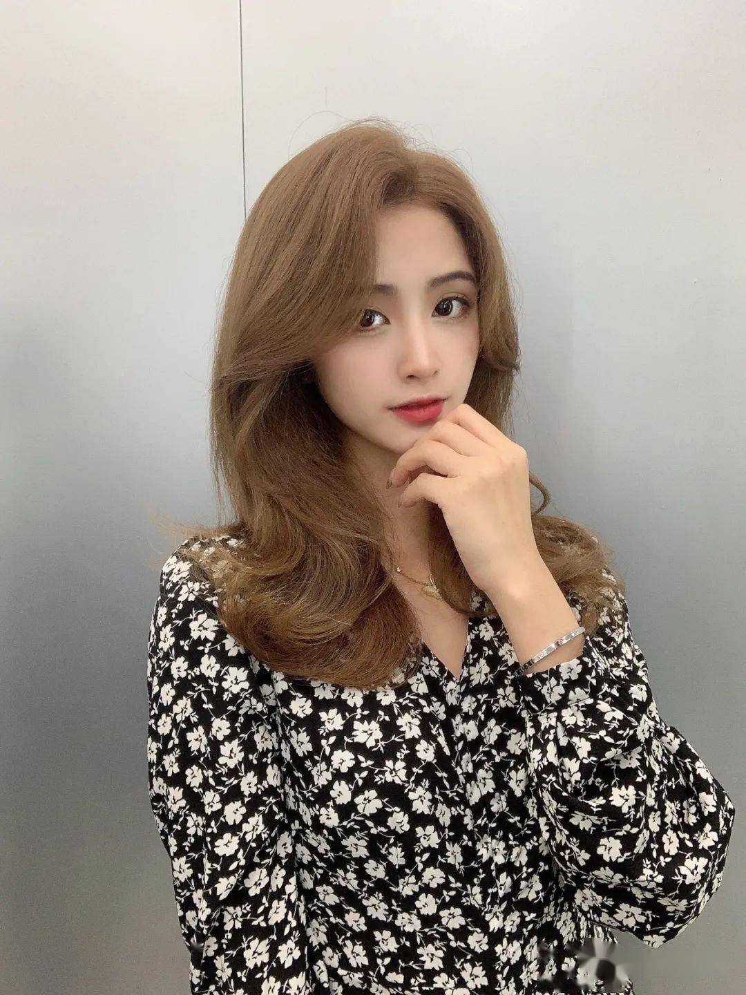 "渣女大卷烫"好看又不老气,超好打理_发型_卷发_中国