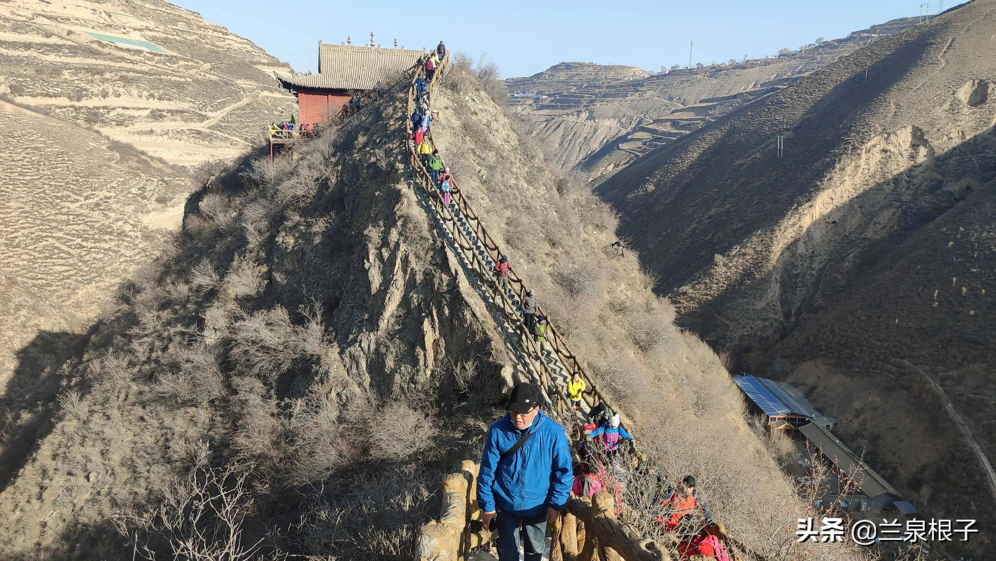 蘭州近郊抱龍山龍脊背上走走圖吉祥