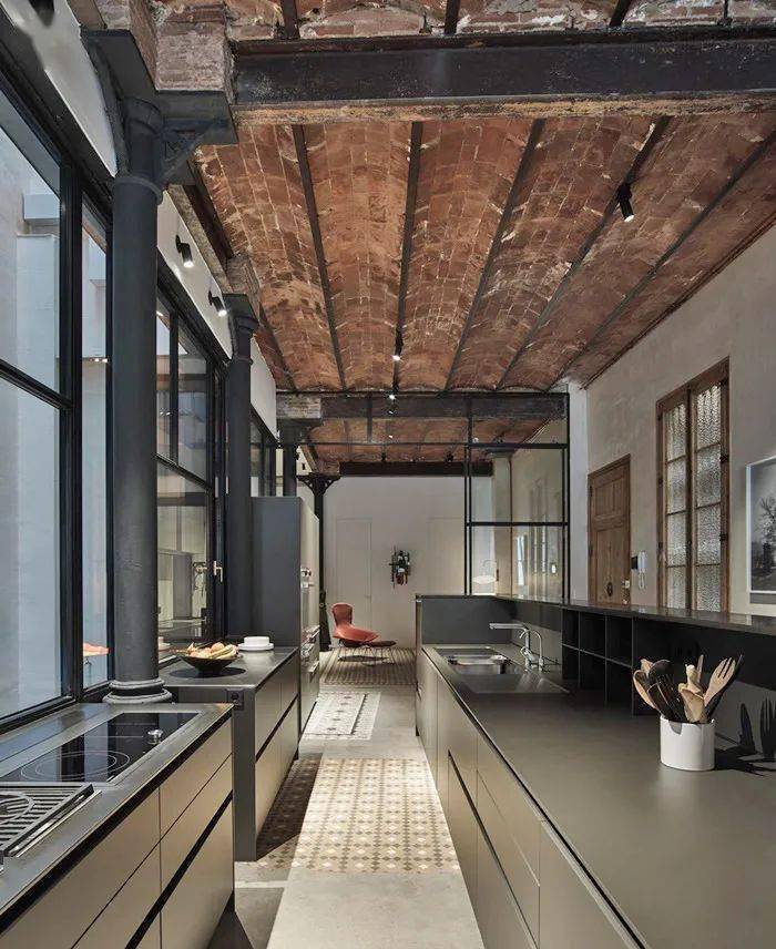 一栋古老仓库大变身:触动心灵深处的艺术共鸣_设计_-end-_estudio