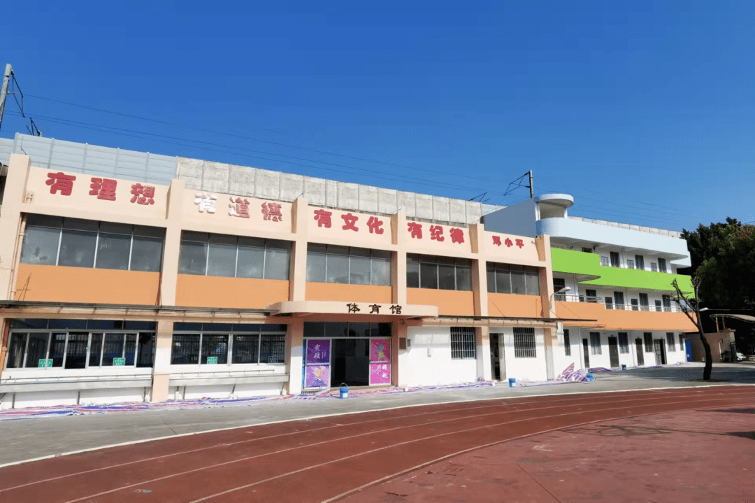 这些志愿者走进新民小学让校园更美丽多彩让孩子们更乐学