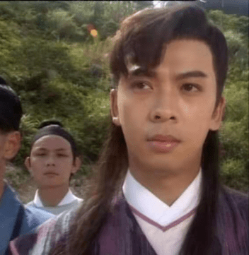 92年跟郑少秋合作了剧集《大时代》,在剧中饰演老四丁利蟹.